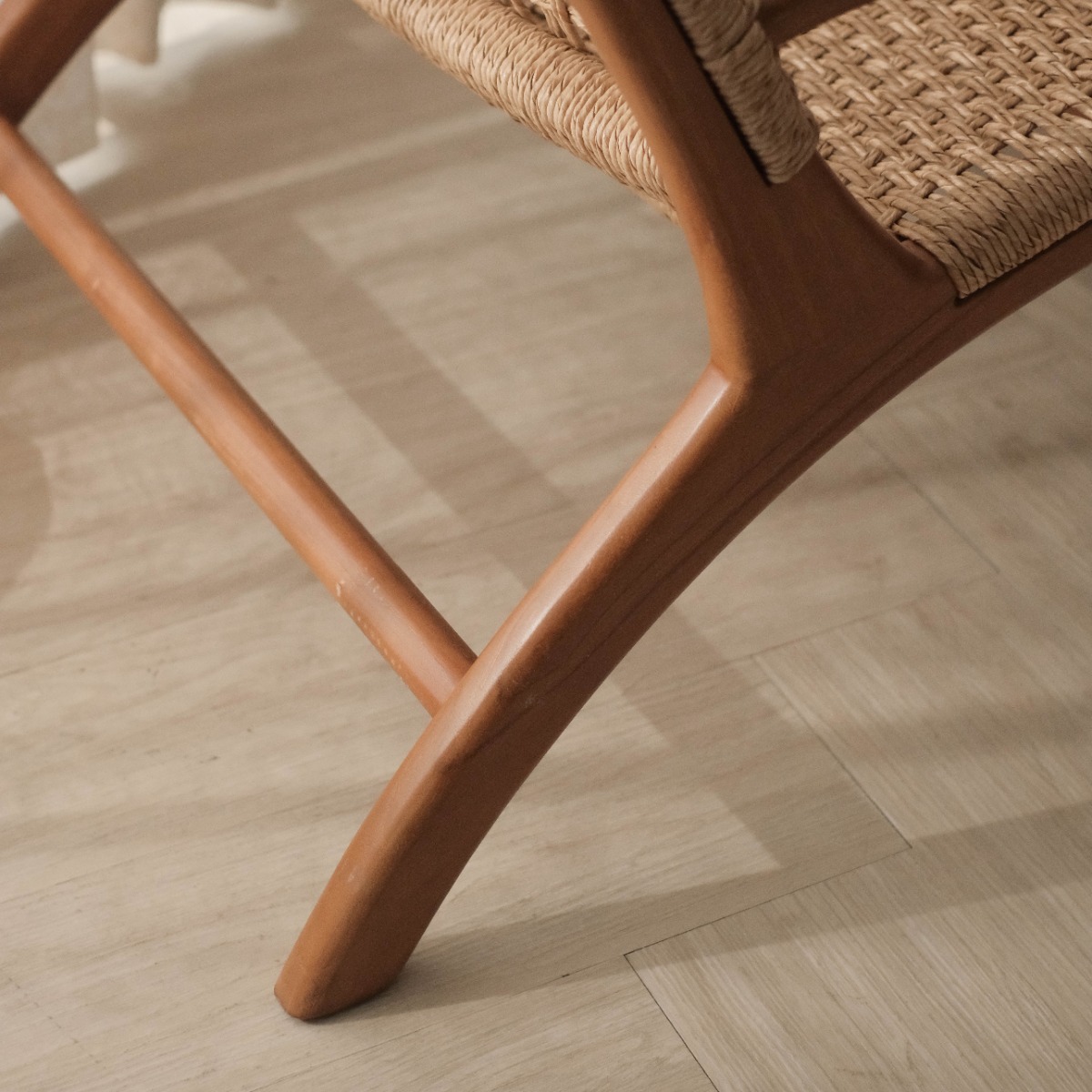 Laras Teak Brown Lounge Chair