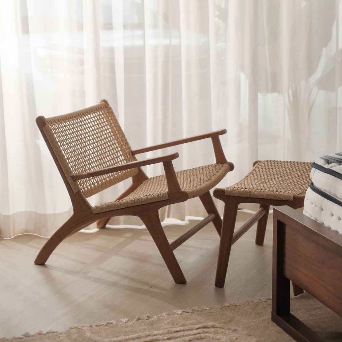 Laras Teak Brown Lounge Chair