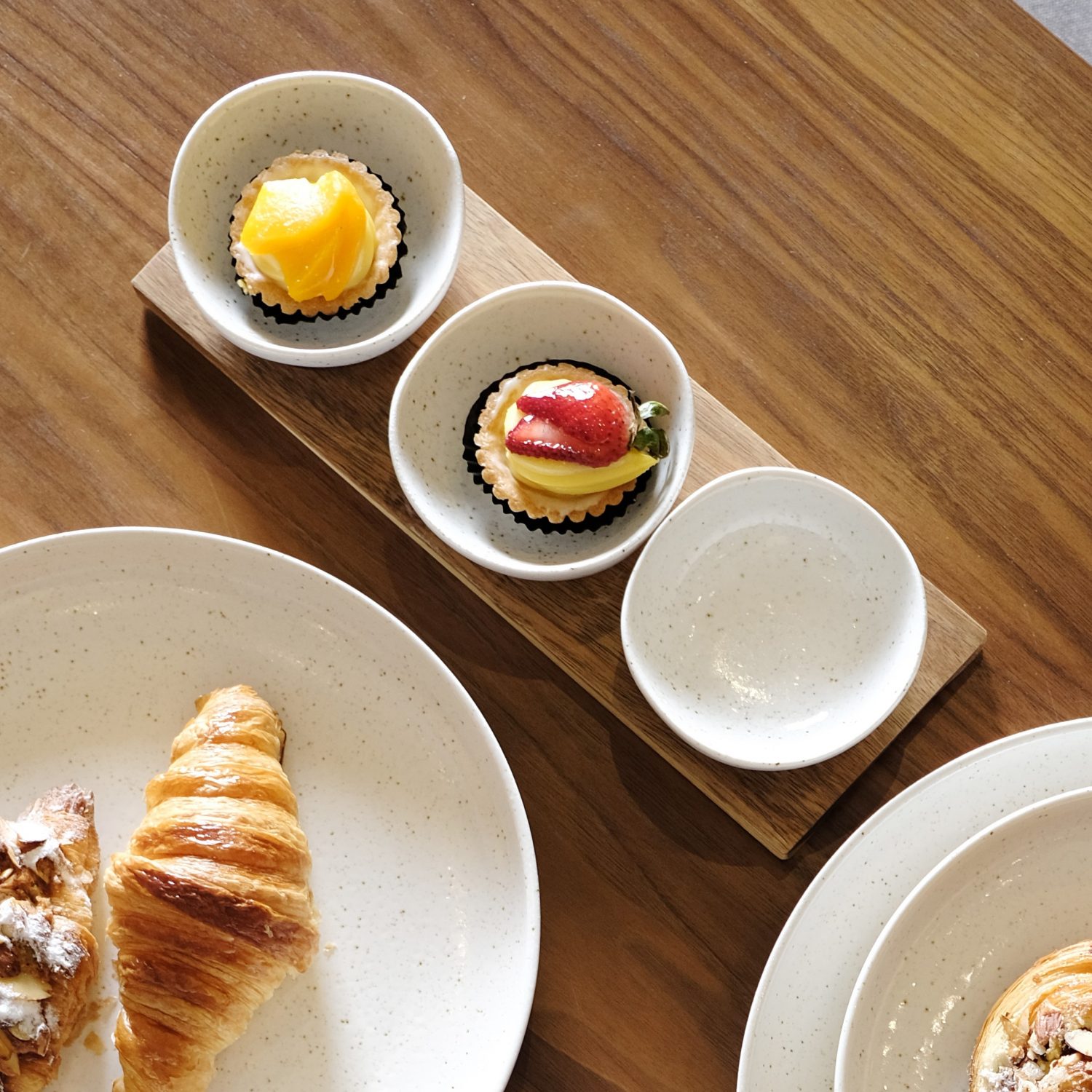 Calla White Set of 3 Bowl with Wooden Tray