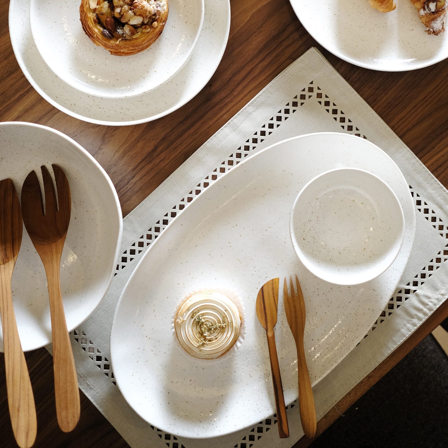 Calla White Oval Plate