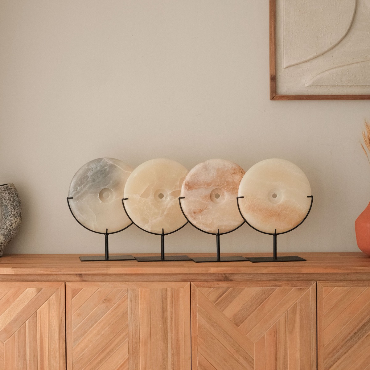 Otis Natural Onyx Art Stand