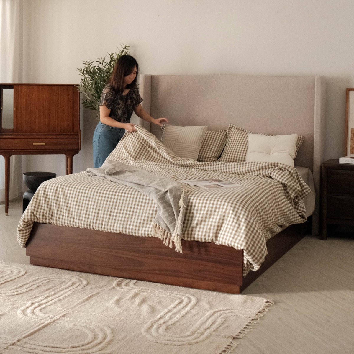 Lindsay Queen Bed