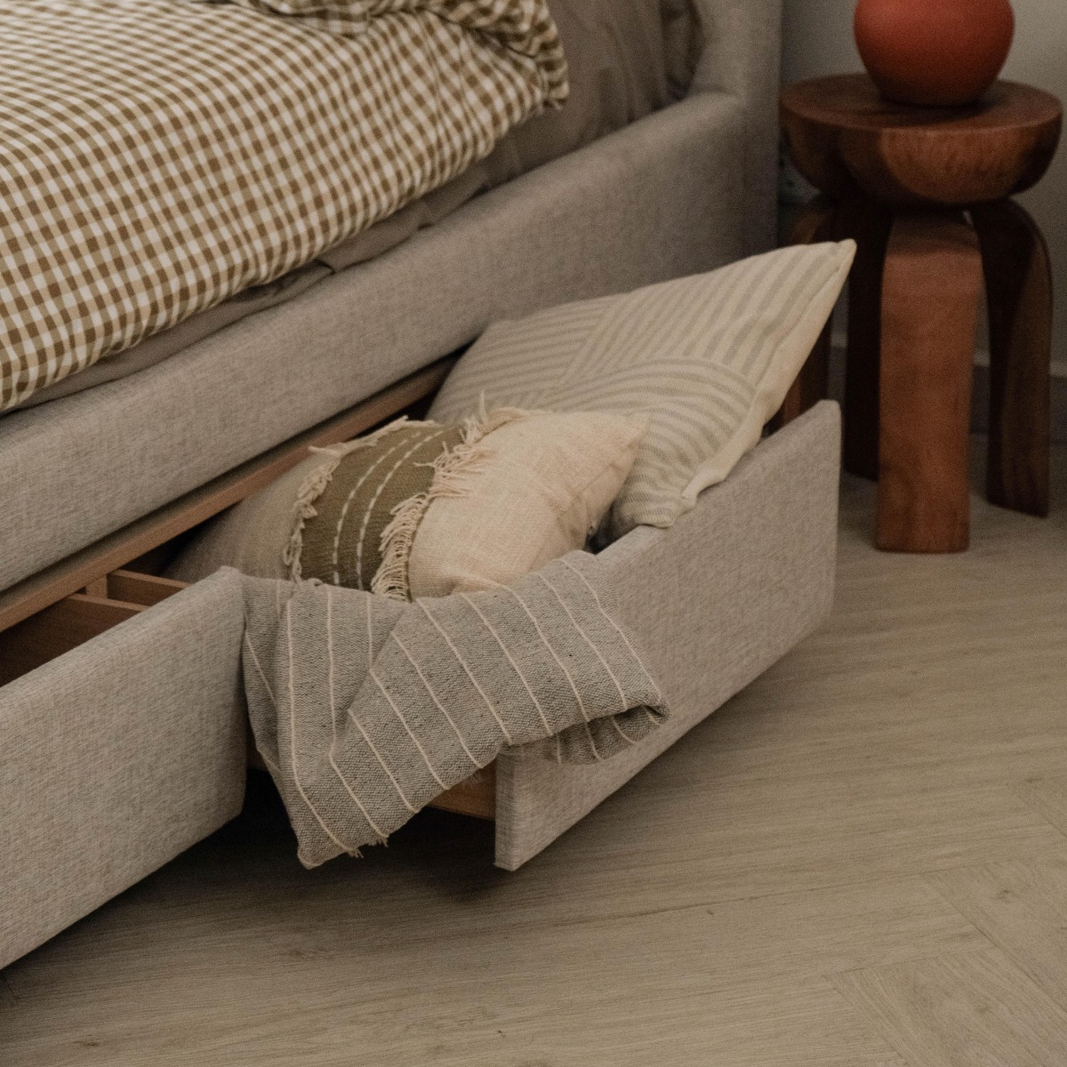 Lillian Oatmeal King Bed with 4 Drawers
