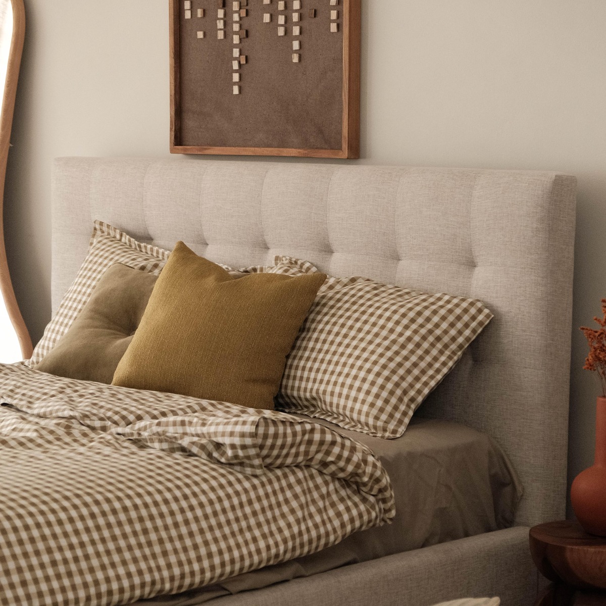 Lillian Oatmeal King Bed with 4 Drawers