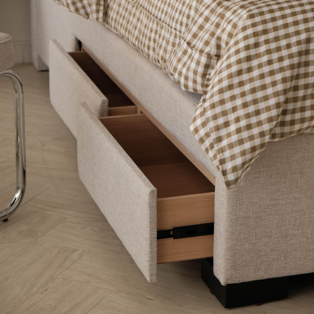 Lillian Oatmeal King Bed with 4 Drawers