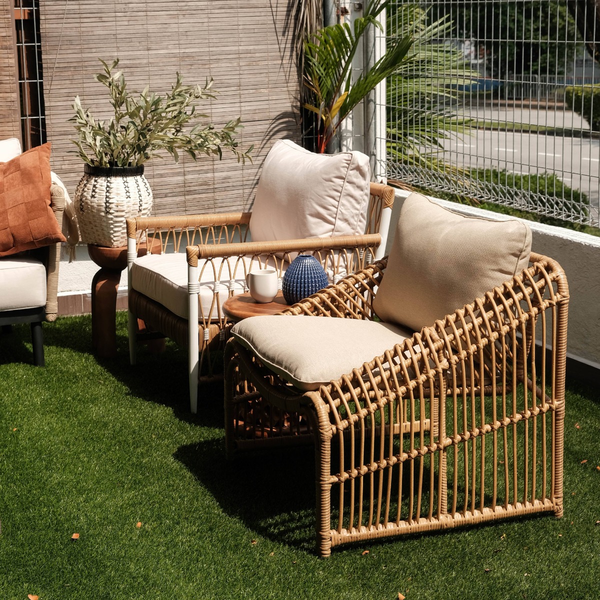 Quesnelia Outdoor Lounge Chair