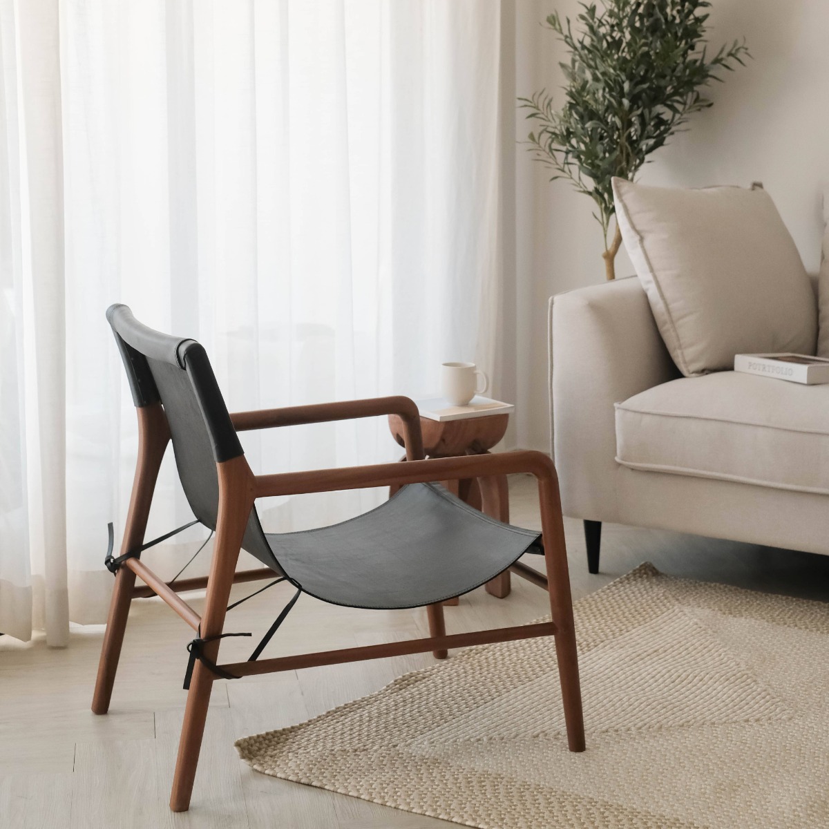 Capri Ebony Leather Lounge Chair