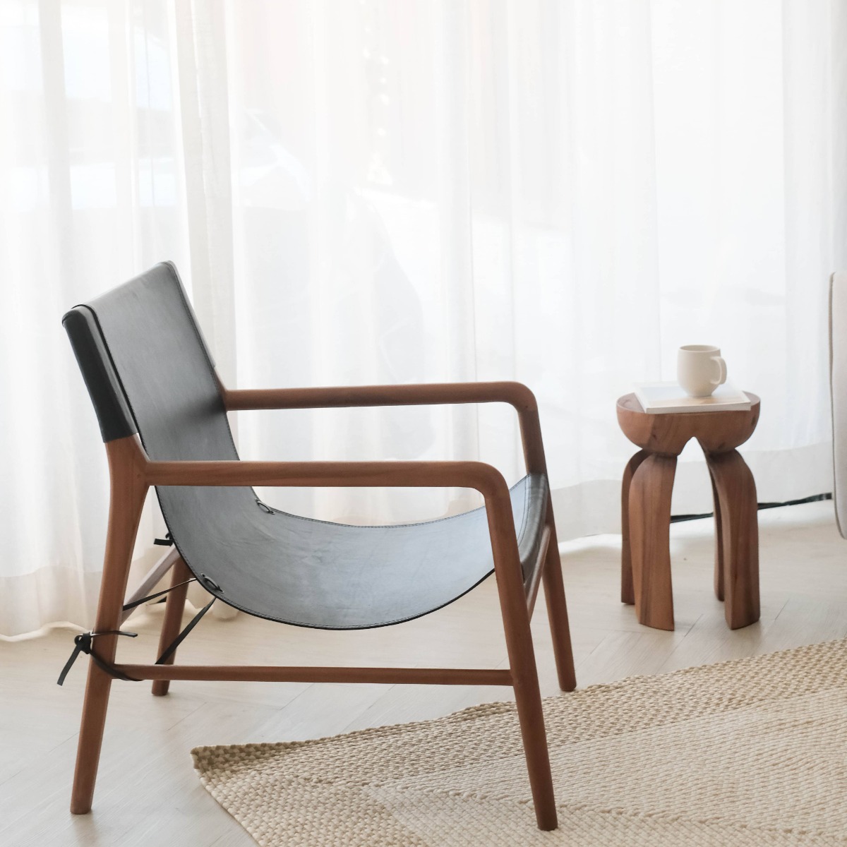 Capri Ebony Leather Lounge Chair