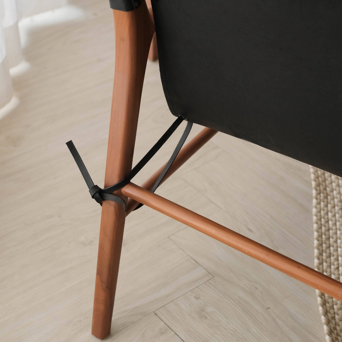 Capri Ebony Leather Lounge Chair